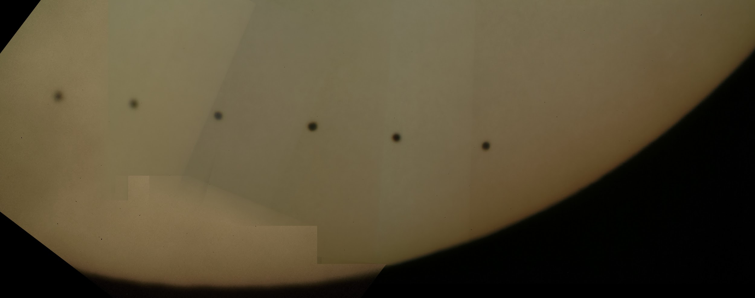 水星の太陽面通過の合成写真（2003年5月7日）
